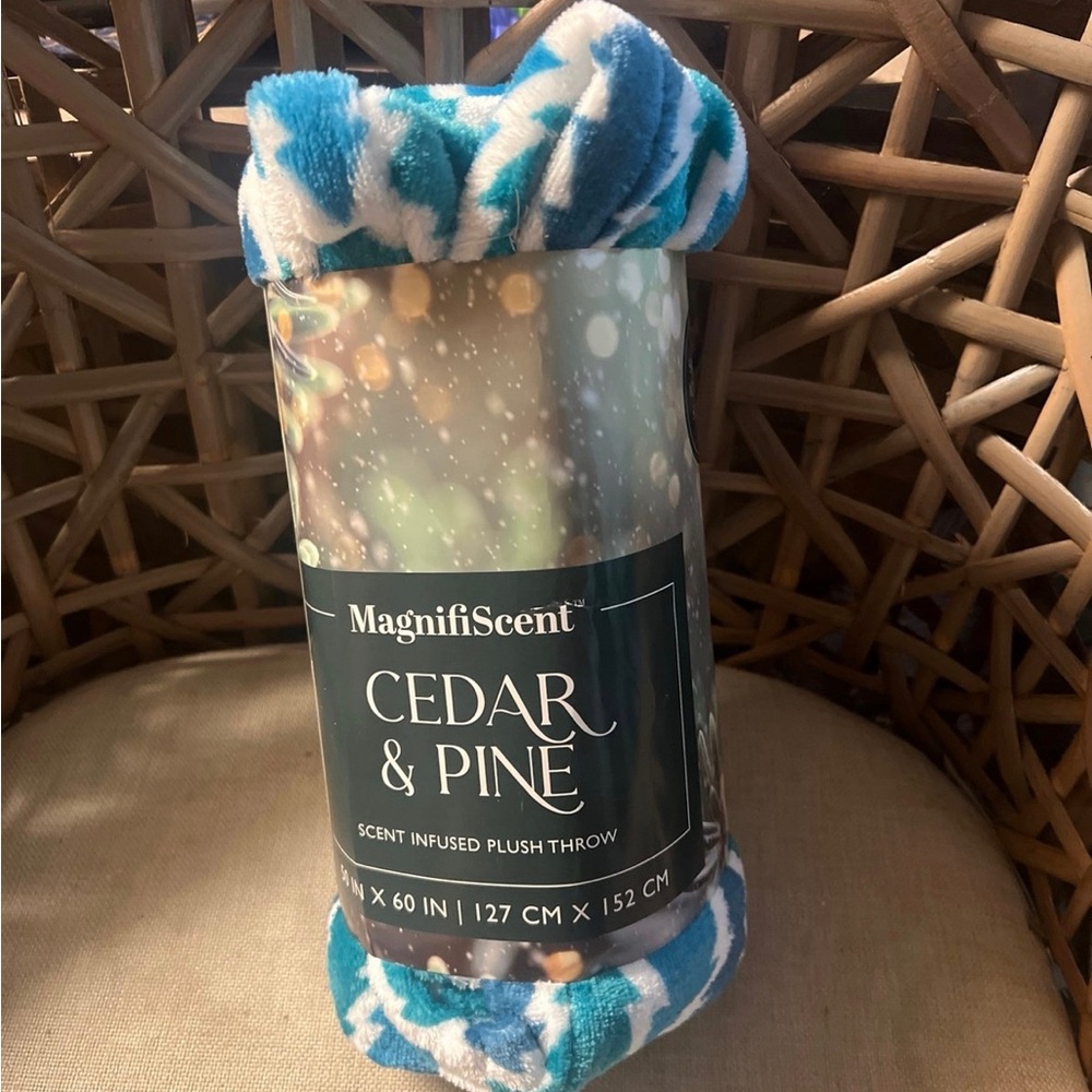 New MagnifiScent Cedar & Pine Scent Infused Plush Trow 50x60 in NWT